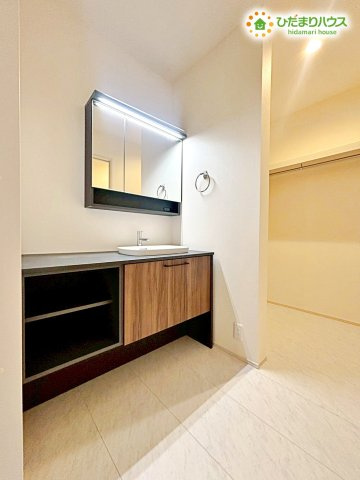 深谷市上野台　第23　新築一戸建て　リーブルガーデン　02の独立洗面台|お洒落なデザインのシャンプードレッサーです★
ゆとりの洗面スペースで朝の身支度もスムーズにできちゃいます！
