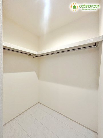深谷市上野台　第23　新築一戸建て　リーブルガーデン　02の収納|洗面室の横には家族共同で使用できるWICが完備されています。
洗濯家事もラクラクですね◎