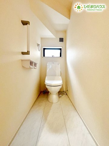 深谷市上野台　第23　新築一戸建て　リーブルガーデン　02のトイレ|温水洗浄便座を標準装備した、シンプルで清潔感あふれるトイレ空間です！
飽きのこない落ち着いた内装デザインで、家族みんなが快適に使用できる場所になっています。