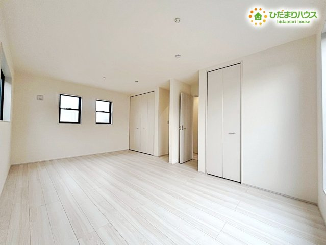 深谷市上野台　第23　新築一戸建て　リーブルガーデン　02の寝室|主寝室にふさわしい、穏やかな光が差し込む広々としたお部屋です！
大きなベットやドレッサーを置いても余裕の広さがあります！

