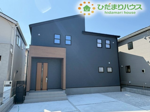 深谷市上野台　第23　新築一戸建て　リーブルガーデン　02の外観|都会的で洗練された印象を与える、ネイビーの外壁が目を引くお家です！
シンプルながらも重厚感のあるデザインは、道行く人の目を引く美しさがありますね。
