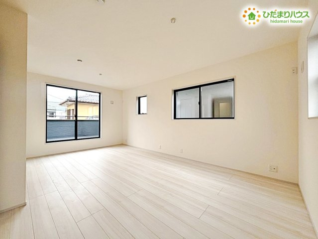 深谷市上野台　第23　新築一戸建て　リーブルガーデン　02の内装|バルコニーに面した大きな窓からは周囲の景色が望め、朝の目覚めを心地よいものにしてくれます★