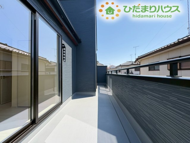 深谷市上野台　第23　新築一戸建て　リーブルガーデン　02のバルコニー|2部屋から出入りできるバルコニーでお洗濯物の干し分けもできます♪
家族全員分の洗濯物やお布団を一度に干せる十分なスペースがあります！
