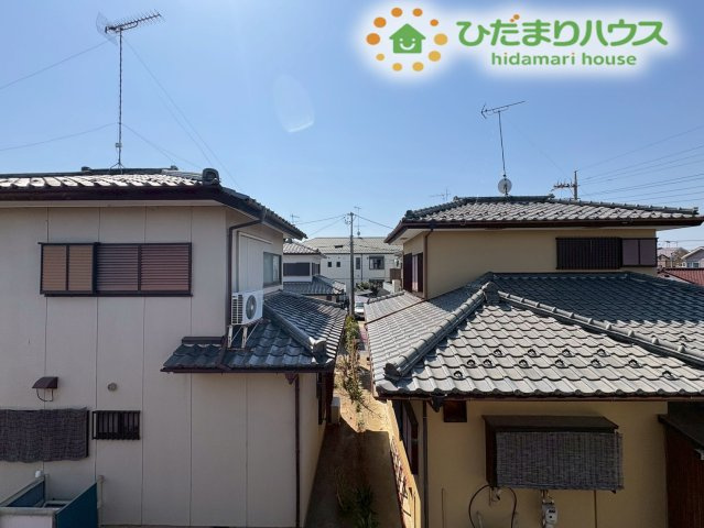 深谷市上野台　第23　新築一戸建て　リーブルガーデン　02の展望|バルコニーからは、周囲に遮るもののない抜けるような青空と、落ち着いた街並みが見渡せます！開放感たっぷりのこの景色は、毎日の生活に潤いとリフレッシュをもたらしてくれます。