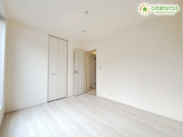 深谷市上野台　第23　新築一戸建て　リーブルガーデン　02の内装|クローゼット扉の木目も美しく、お部屋全体を上質な雰囲気にまとめてくれています。