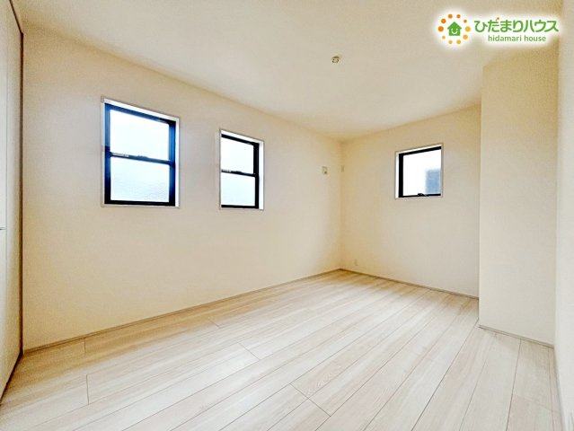 深谷市上野台　第23　新築一戸建て　リーブルガーデン　02の子供部屋|お子様がのびのびと成長できそうな、明るく健やかな空間の洋室です！
窓からは柔らかな光が差し込み、勉強や遊びに集中できる最高の環境が整っています☆