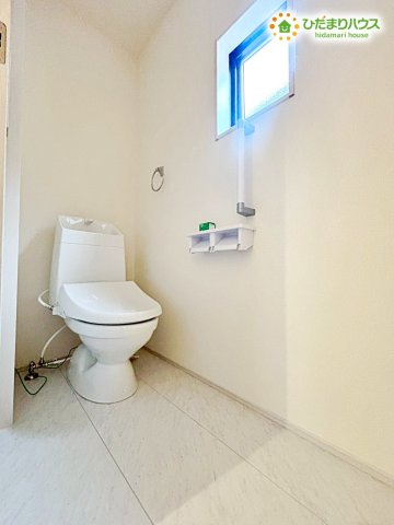 深谷市上野台　第23　新築一戸建て　リーブルガーデン　02のトイレ|2階にも1階同様の清潔感あるトイレが完備されており、夜間の使用も安心で便利です！
階段を上り下りする手間が省けるため、忙しい朝の時間帯も家族みんながスムーズに準備を進められます。