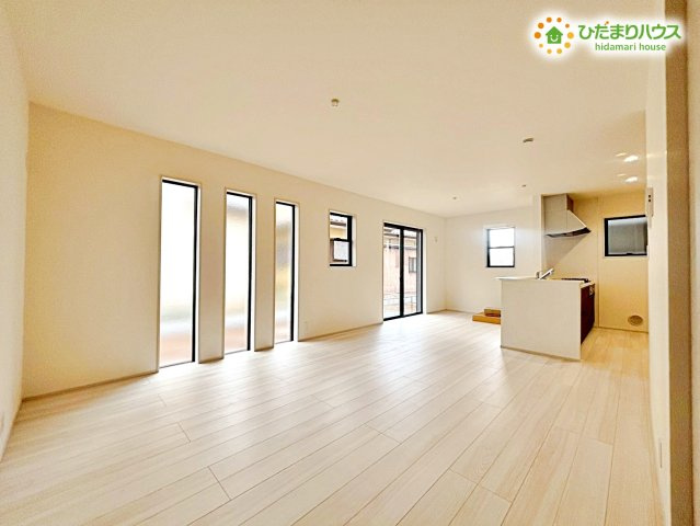 深谷市上野台　第23　新築一戸建て　リーブルガーデン　02の居間・リビング|窓からたっぷりと陽光が降り注ぐ、開放感あふれるリビングダイニングです！
ナチュラルなフローリングと白い壁のコントラストが、お部屋をより一層広く、明るく見せてくれます☆