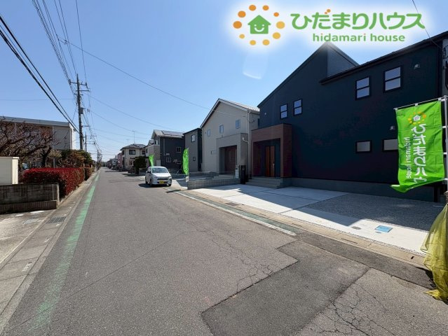深谷市上野台　第23　新築一戸建て　リーブルガーデン　02の前面道路含む現地写真|周辺は落ち着いた住宅街で、空が広く感じられる開放的な環境が広がっています！
整備された歩道や道路は、小さなお子様とのお散歩も安心感がありますね。