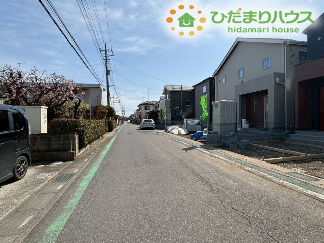 深谷市上野台　第23　新築一戸建て　リーブルガーデン　02の前面道路含む現地写真|ゆとりある幅員が確保された前面道路に面しており、大型車の通行もスムーズに行えます◎
見通しが良い直線道路なので、防犯面でも安心感があり、ご近所の方々との挨拶も自然と弾みそうです。