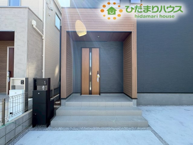 深谷市上野台　第23　新築一戸建て　リーブルガーデン　02の玄関|木目調のアクセントが効いた玄関ポーチは、温かみのあるモダンな雰囲気を醸し出しています！
屋根がしっかりせり出しているため、雨の日でも落ち着いて鍵を探したり、傘を差したりできるのが嬉しい設計です。