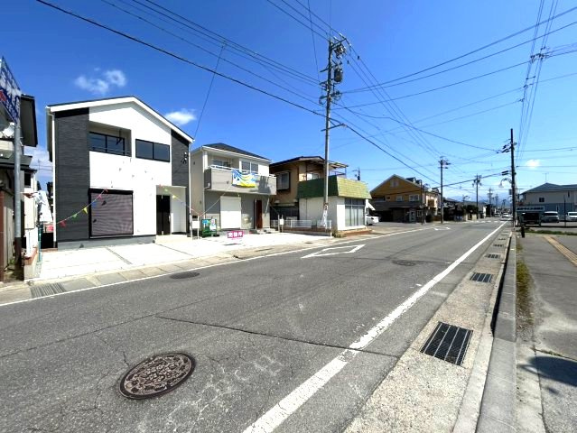新築戸建　長野稲里町中氷鉋の前面道路含む現地写真