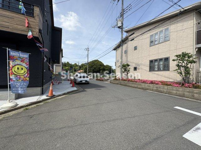 【周辺】 | 小・中学校やお買物施設（コンビニ・スーパー他）は嬉しい徒歩圏内！
果樹栽培も盛んな「フルーツの里」伊勢原市エリアの新居に、ぜひお見逃しなく♪