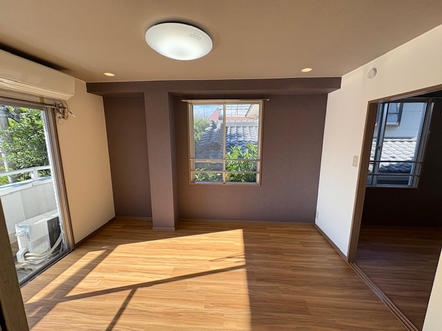 笹屋マンションの洋室