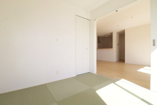 二本松市油井字無地ノ内　　　３号棟　　　油井小学校、安達中学区の和室|リビングに隣接する和室　※同社施工例