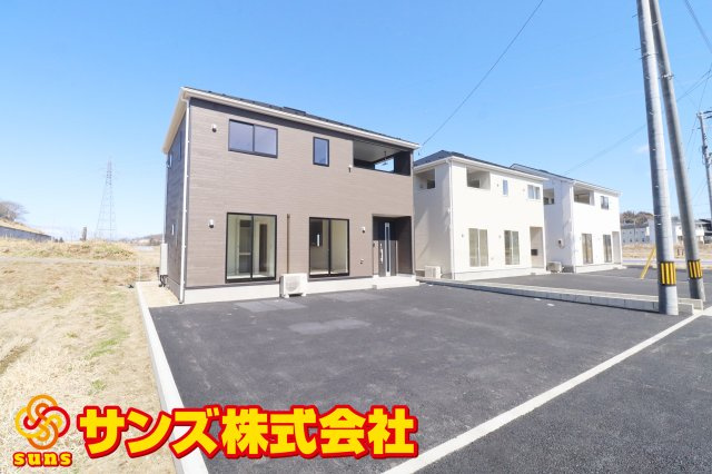 二本松市油井字無地ノ内　　　３号棟　　　油井小学校、安達中学区の外観|南西側から見た駐車場を含む外観♪