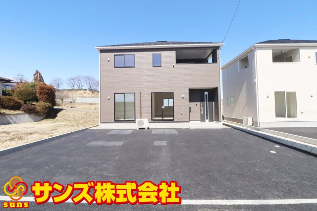 二本松市油井字無地ノ内　　　３号棟　　　油井小学校、安達中学区の外観|南側から見た駐車場を含む外観♪