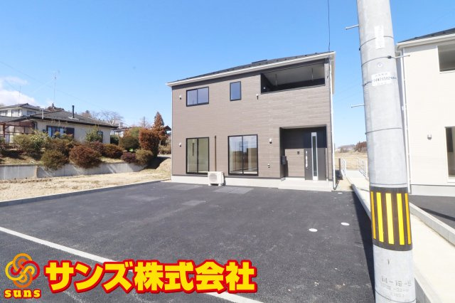 二本松市油井字無地ノ内　　　３号棟　　　油井小学校、安達中学区の外観|南西側から見た駐車場を含む外観♪