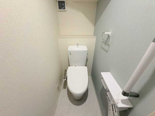 リーブルガーデン　岐阜市南蝉１丁目第１　全２区画分譲の独立洗面台|洗面化粧台 幅 750mm、軽く割れにくい洗面ボールと場所をとらないコンパクト設計の本体キャビネットです。
ミラー扉の内側は全て収納スペースです。リフトアップシャワーを採用し両手が自由に使えます