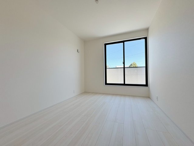 リーブルガーデン　岐阜市南蝉１丁目第１　全２区画分譲の洋室|全居室にたっぷり収納できる大型クローゼット、居室部分の窓ガラスには間に空気層を設けたペアガラスを採用。
高い断熱性と共にガラス面の結露対策にも効果を発揮します。