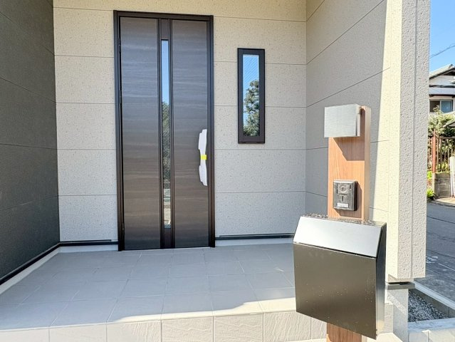 リーブルガーデン　岐阜市南蝉１丁目第１　全２区画分譲の玄関|【ピッキング防止機能付き玄関ドア錠】玄関ドアの鍵は上下に２つあり、内側の下段は脱着サムターンキー。
鍵を不正に開錠されても、もう１つの鍵でピッキングを防ぎます。防犯性の高い仕様になっています。