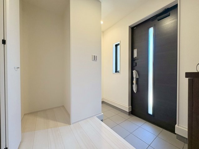 リーブルガーデン　岐阜市南蝉１丁目第１　全２区画分譲の玄関|大容量のシューズ収納付きで玄関周りもすっきり！玄関ドアからの光が玄関ホールを明るくしてくれます。