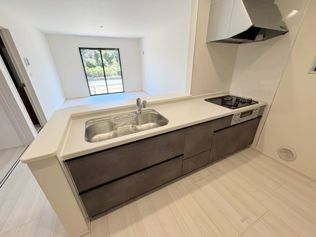 リーブルガーデン　岐阜市南蝉１丁目第１　全２区画分譲の居間・リビング|明るい日差しをふんだんに取り込んだリビングダイニングは家族の笑顔につつまれた素敵な空間になります。
一建設の家は精度が高く丈夫な工法を採用し、「住宅トップランナー基準」に対応しています。