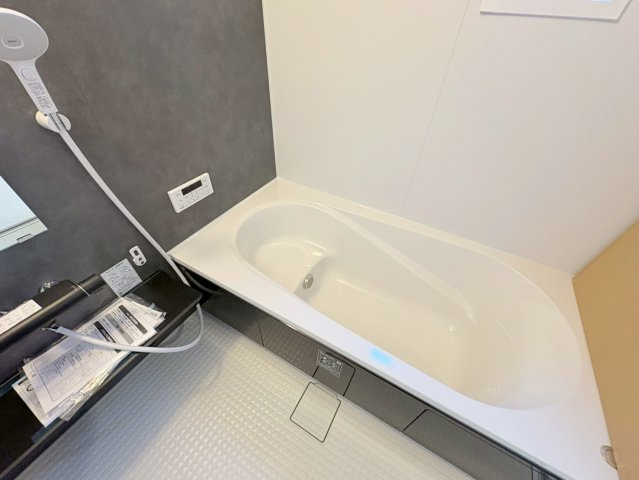 リーブルガーデン　岐阜市南蝉１丁目第１　全２区画分譲のキッチン|機能的で手入れがしやすいシステムキッチンでお掃除も楽々。蛇口は浄水器内蔵型で節湯CI対応水栓です。　
人造大理石カウンターやキッチンパネルなど明るくきれいにお使いいただけます。