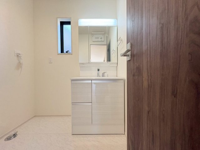 リーブルガーデン　岐阜市南蝉１丁目第１　全２区画分譲の浴室|明るく清潔感がある浴室。浴槽は環境にやさしい節水タイプ。浴槽内ステップで半身浴、親子入浴も安心です。
洗い場の床は乾きやすく滑りにくい快適仕様、水はけが良くカビの発生を軽減できます。
