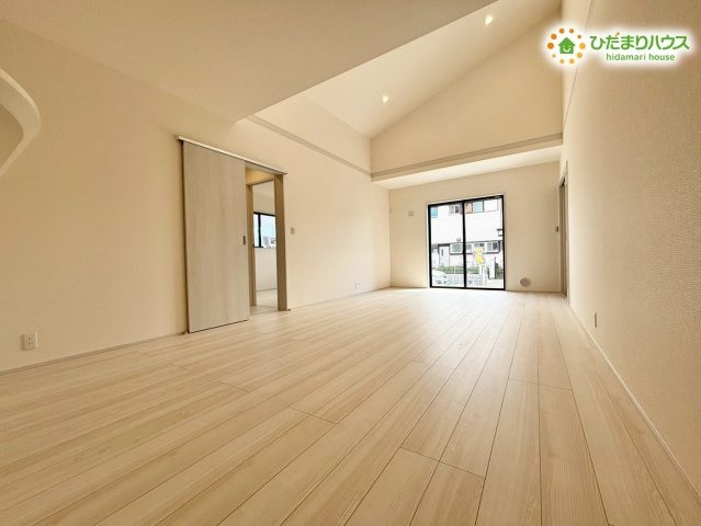 熊谷市末広　第5　新築一戸建て　リーブルガーデン　01の居間・リビング|勾配天井が生み出す開放感が魅力のLDK♪高さのある天井で自然光が広がり、家族がゆったり過ごせる心地よい空間です。広さと明るさが揃った快適なリビングです。