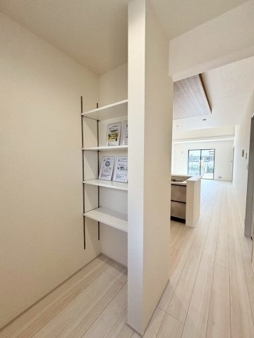 熊谷市末広　第5　新築一戸建て　リーブルガーデン　01の収納|食品や日用品をまとめて収納できるパントリー。買い置きがしやすく、キッチン周りがすっきり整います。家事効率が上がり、忙しい毎日を支えてくれる便利な収納です！