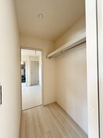 熊谷市末広　第5　新築一戸建て　リーブルガーデン　01の収納|家族の荷物をまとめて収納できるファミリークローゼットです！衣類や日用品がすっきり収まり、居室を広く使える嬉しいスペースです。整理整頓が続く快適な収納空間です！