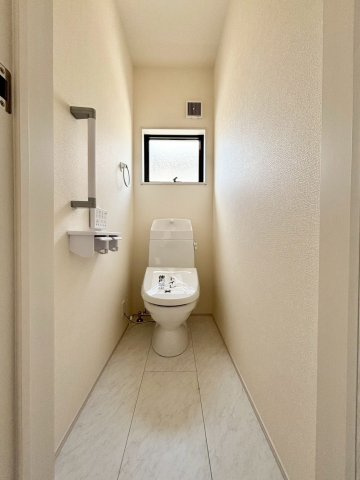 熊谷市末広　第5　新築一戸建て　リーブルガーデン　01のトイレ|温水洗浄便座付きのトイレで、毎日の使用が快適になる設備が整っています。清潔感があり、家族みんなが使いやすい空間です。小窓付きで換気もバッチリ◎