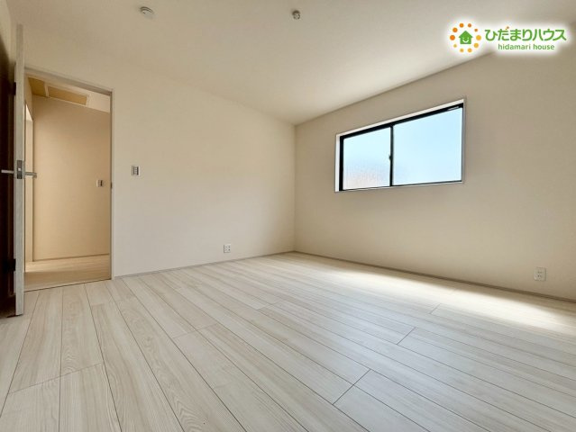 熊谷市末広　第5　新築一戸建て　リーブルガーデン　01の寝室|8帖の主寝室はゆったりとした広さで、ベッドや家具を配置しても動きやすい快適な空間♪落ち着いた雰囲気で、毎日の休息が心地よく過ごせます。収納も充実した使いやすい居室です！
