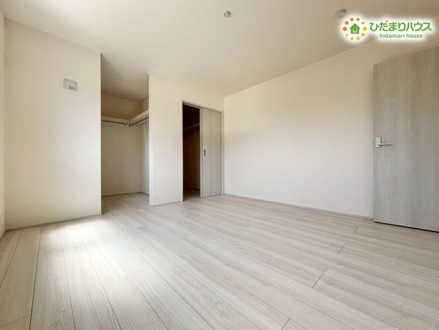 熊谷市末広　第5　新築一戸建て　リーブルガーデン　01の洋室|主寝室には便利なウォークインクローゼットを完備☆衣類や季節物がしっかり収まり、部屋を広く使える嬉しいスペースです。朝の支度がスムーズになる快適な収納空間です！