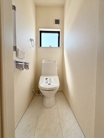 熊谷市末広　第5　新築一戸建て　リーブルガーデン　01のトイレ|トイレが2ヶ所ある便利な間取り♪忙しい朝でも混雑しにくく、家族みんなが快適に使えます。来客時にも安心できる嬉しい設備です！
