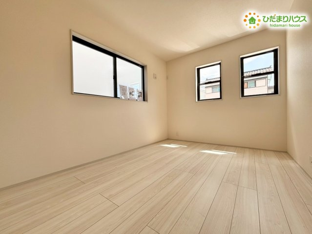 熊谷市末広　第5　新築一戸建て　リーブルガーデン　01の子供部屋|窓が多く、自然光がたっぷり入る明るい子供部屋です。日中は照明いらずで、勉強や遊びの時間が気持ちよく過ごせる快適な空間です。風通しも良く、季節を問わず心地よい室内環境が整います。
