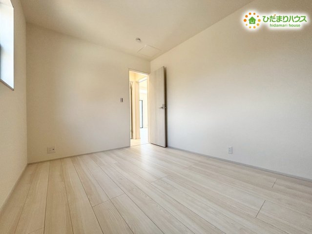 熊谷市末広　第5　新築一戸建て　リーブルガーデン　01の洋室|6帖の洋室は、窓から差し込む柔らかな光が心地よく、毎日を気持ちよく過ごせる明るい空間♪勉強や趣味の時間も集中しやすく、生活スタイルに合わせて使いやすい広さです。