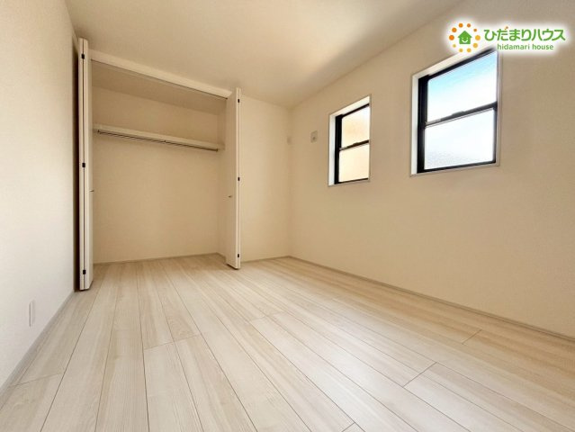 熊谷市末広　第5　新築一戸建て　リーブルガーデン　01の洋室|クローゼット付きの洋室は衣類や日用品がしっかり収まり、部屋を広く使える嬉しい空間♪小窓が多く、自然光が入りやすい明るい室内で、落ち着いて過ごせる居室です。成長に合わせて使いやすい快適な一部屋です！