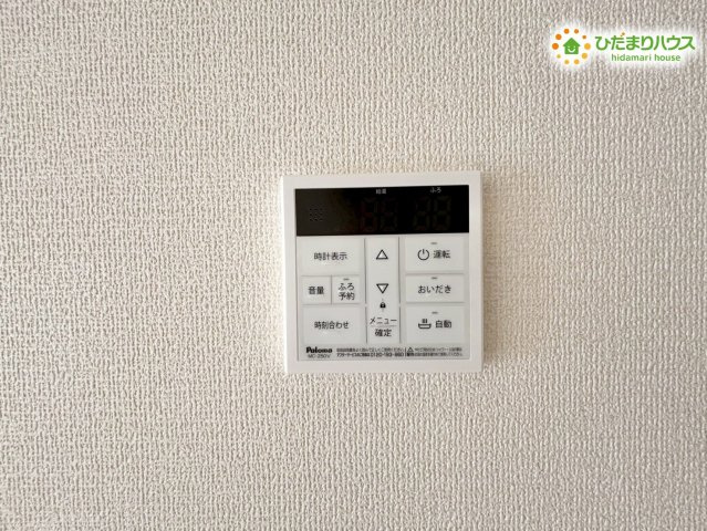 熊谷市末広　第5　新築一戸建て　リーブルガーデン　01の発電・温水設備|追い焚き機能付きの浴室は、家族の入浴時間がずれても快適な温度で楽しめる嬉しい設備です。ゆったり浸かれる浴槽で疲れを癒やし、毎日のバスタイムが心地よく過ごせます。忙しい家庭にも便利な機能です！