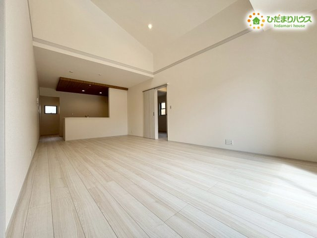 熊谷市末広　第5　新築一戸建て　リーブルガーデン　01の居間・リビング|20帖の広々LDKは家族が自然と集まるゆとりの空間♪大きなソファやダイニングもゆったり配置でき、開放感たっぷり。明るい室内で毎日の団らんがもっと楽しくなる、心地よいリビングです！