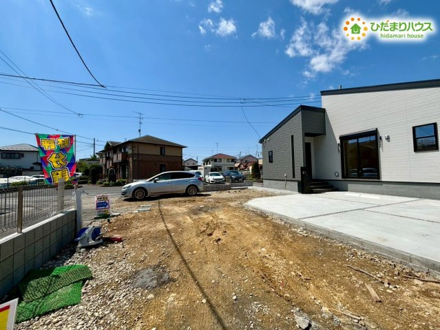 熊谷市末広　第5　新築一戸建て　リーブルガーデン　01の前面道路含む現地写真|車の出入りがしやすい安心の住環境！日当たりも良く、敷地全体が明るい雰囲気に。静かな住宅街で落ち着いて暮らせる、快適なロケーションです☆彡