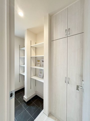 熊谷市末広　第5　新築一戸建て　リーブルガーデン　01の収納|たっぷり収納できるシューズインクローク完備！靴だけでなくアウトドア用品やベビーカーもまとめてしまえて、玄関がすっきり整います。使い勝手の良さが毎日の暮らしを支えてくれる収納です！