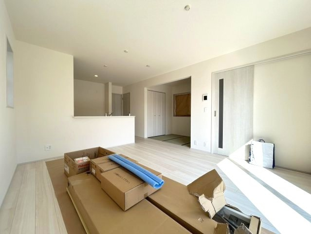 新築戸建　長野稲里町中氷鉋の居間・リビング|※工事中の為荷物が映り込んでおります