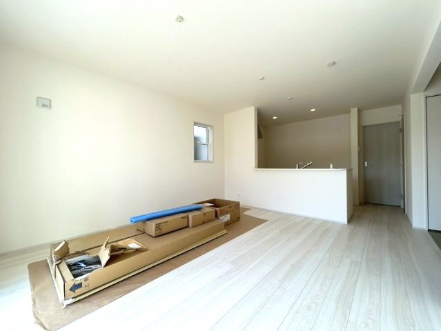 新築戸建　長野稲里町中氷鉋の居間・リビング|※工事中の為荷物が映り込んでおります