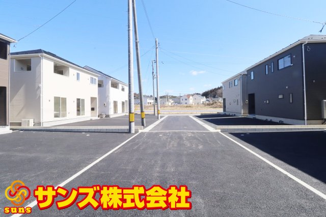 二本松市油井字無地ノ内　　　４号棟　　　油井小学校、安達中学区の外観|北西側から見た駐車場を含む外観