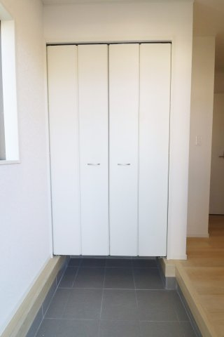 二本松市油井字無地ノ内　　　４号棟　　　油井小学校、安達中学区の玄関