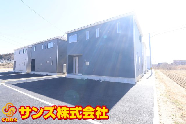 二本松市油井字無地ノ内　　　４号棟　　　油井小学校、安達中学区の外観|北西側から見た駐車場を含む外観♪