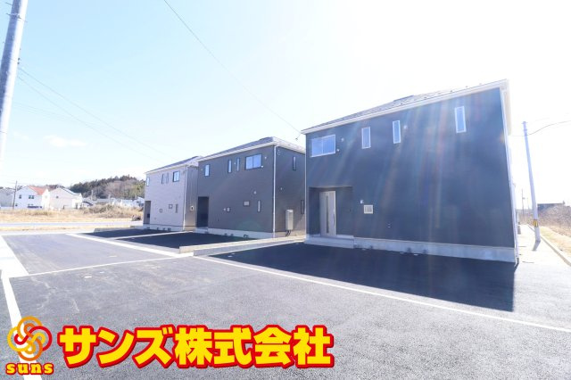 二本松市油井字無地ノ内　　　４号棟　　　油井小学校、安達中学区の外観|北東側から見た駐車場を含む外観