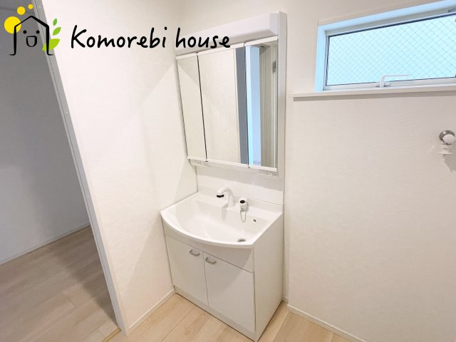 伊奈町中央　第3　クレイドルガーデン　04の独立洗面台|独立洗面化粧台が付いています